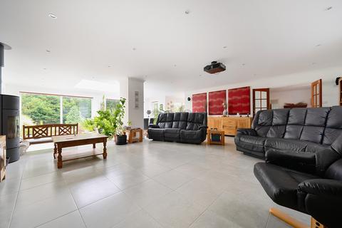 4 bedroom detached bungalow for sale, Haslemere leafy setting