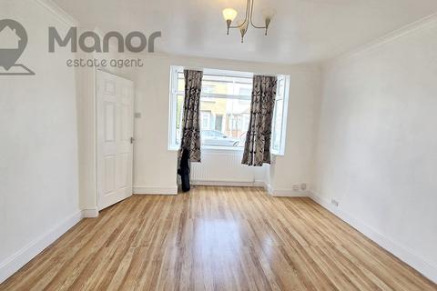 3 bedroom end of terrace house to rent, Walton Road, Manor Park, E12 5RN