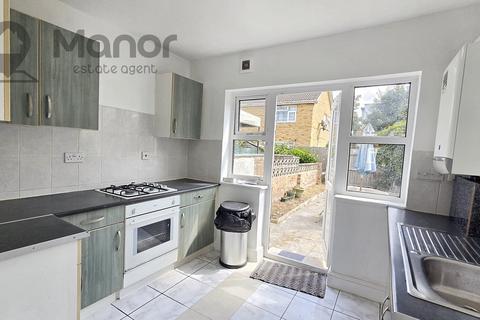 3 bedroom end of terrace house to rent, Walton Road, Manor Park, E12 5RN