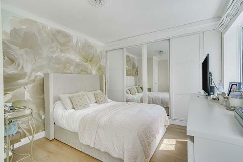3 bedroom flat for sale, Acuba Road, London SW18