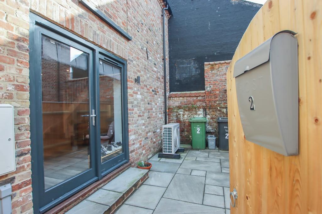2 bedroom semi-detached house to rent