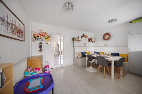 36 Lisle Close, Gravesend, DA12 4XH