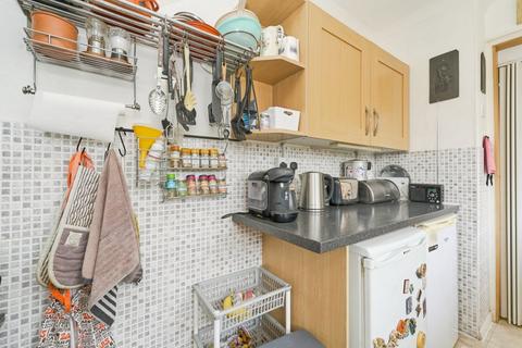 16 Murray Road, Richmond, TW10 7QG
