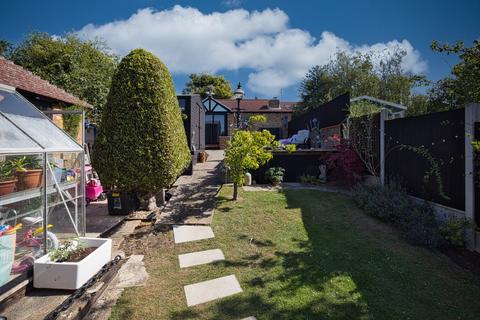 3 bedroom detached house for sale, Bradstow Way, Broadstairs, Kent, CT10