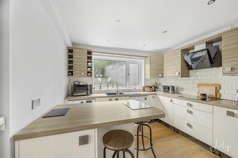 16 Y Berllan, Neath, SA11 3YH