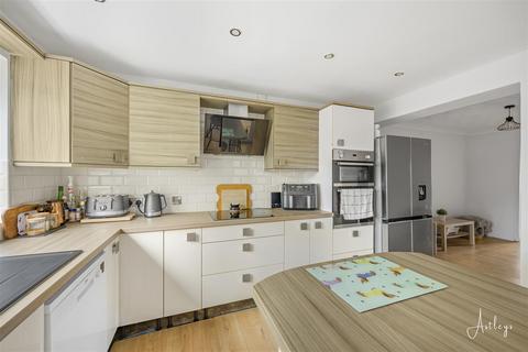 16 Y Berllan, Neath, SA11 3YH