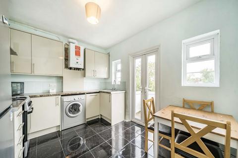 2 bedroom flat to rent, Terrapin Road, London SW17
