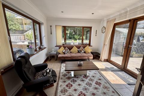 1 Clos Gwyn, Tumble, Llanelli, SA14 6AJ