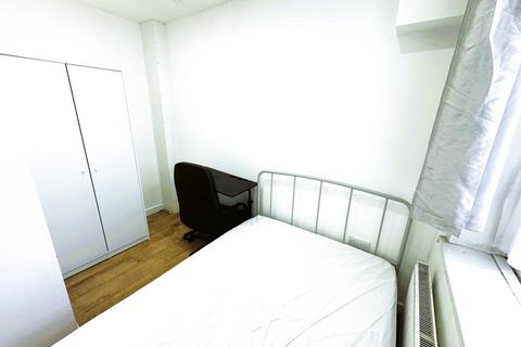 Studio to rent, Ilford Lane, Ilford IG1