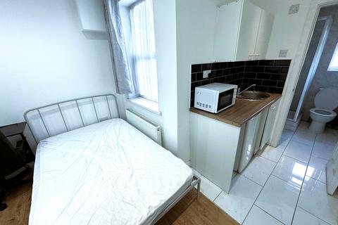 Studio to rent, Ilford Lane, Ilford IG1