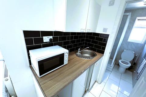 Studio to rent, Ilford Lane, Ilford IG1