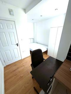 Studio to rent, Ilford Lane, Ilford IG1