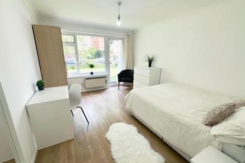 3 bedroom flat to rent, Lovelace Road