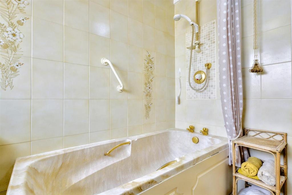 Bathroom 3.jpeg