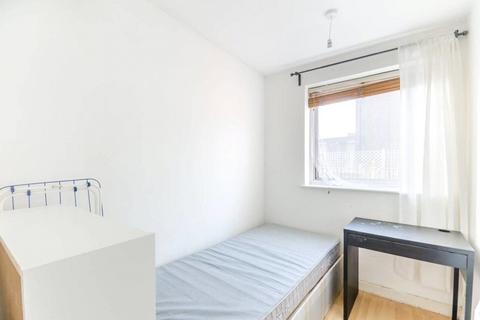 2 bedroom flat to rent, Parkgate Road, Battersea Park, SW11