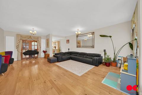 4 bedroom semi-detached bungalow for sale, Trenance Gardens, Ilford IG3