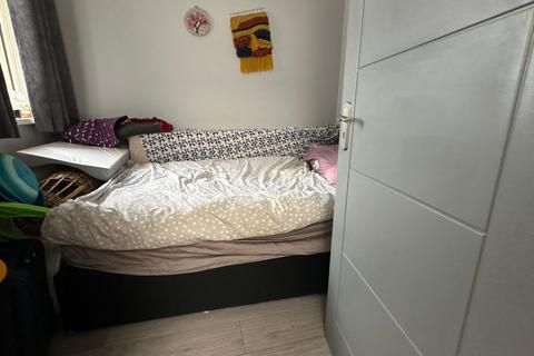 3 bedroom house to rent, Ernald Avenue, London E6