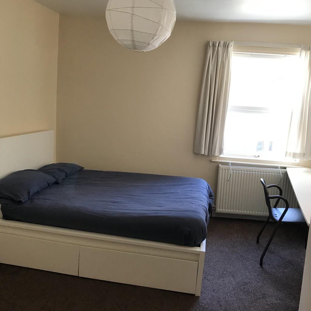 A neat and inviting double bedroom featuring a ...