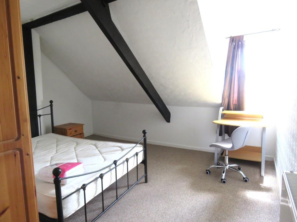 Bright and tidy single bedroom featuring a slop...