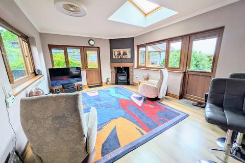 15 Clos Y Dderwen, Cross Hands, Llanelli, SA14 6RN