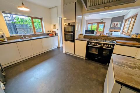 15 Clos Y Dderwen, Cross Hands, Llanelli, SA14 6RN
