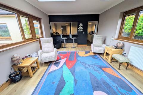 15 Clos Y Dderwen, Cross Hands, Llanelli, SA14 6RN