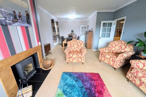 15 Clos Y Dderwen, Cross Hands, Llanelli, SA14 6RN