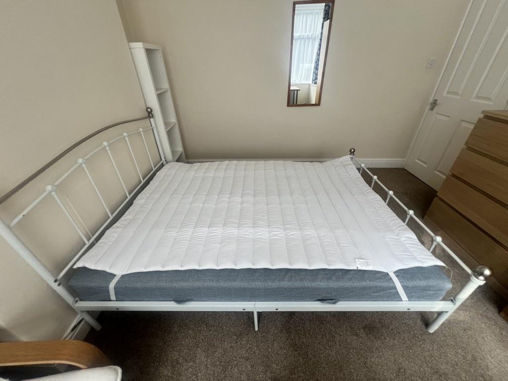 A neat and tidy double bedroom featuring a clea...