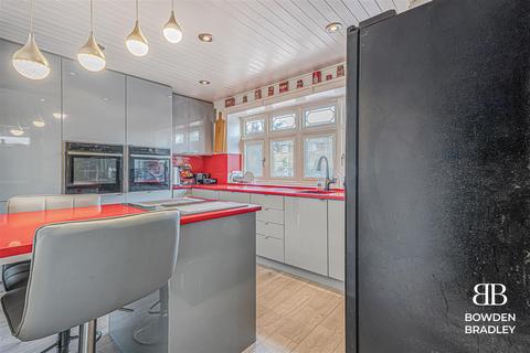 3 bedroom end of terrace house for sale, Aragon Drive, Hainault