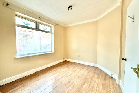 2 bedroom flat to rent, Heathway, Dagenham RM9