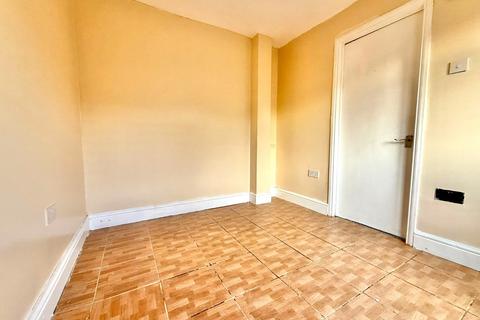 2 bedroom flat to rent, Heathway, Dagenham RM9