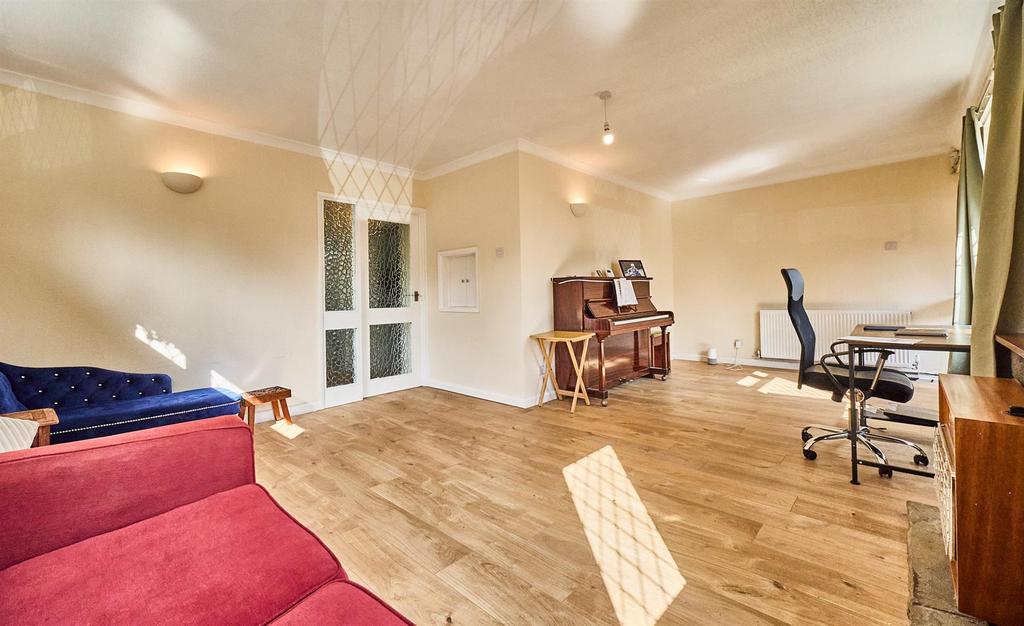 &#39;l&#39; shaped lounge dining room to front