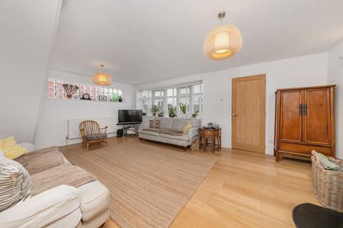17 Dyson Drive, Kettering, NN16 9HR