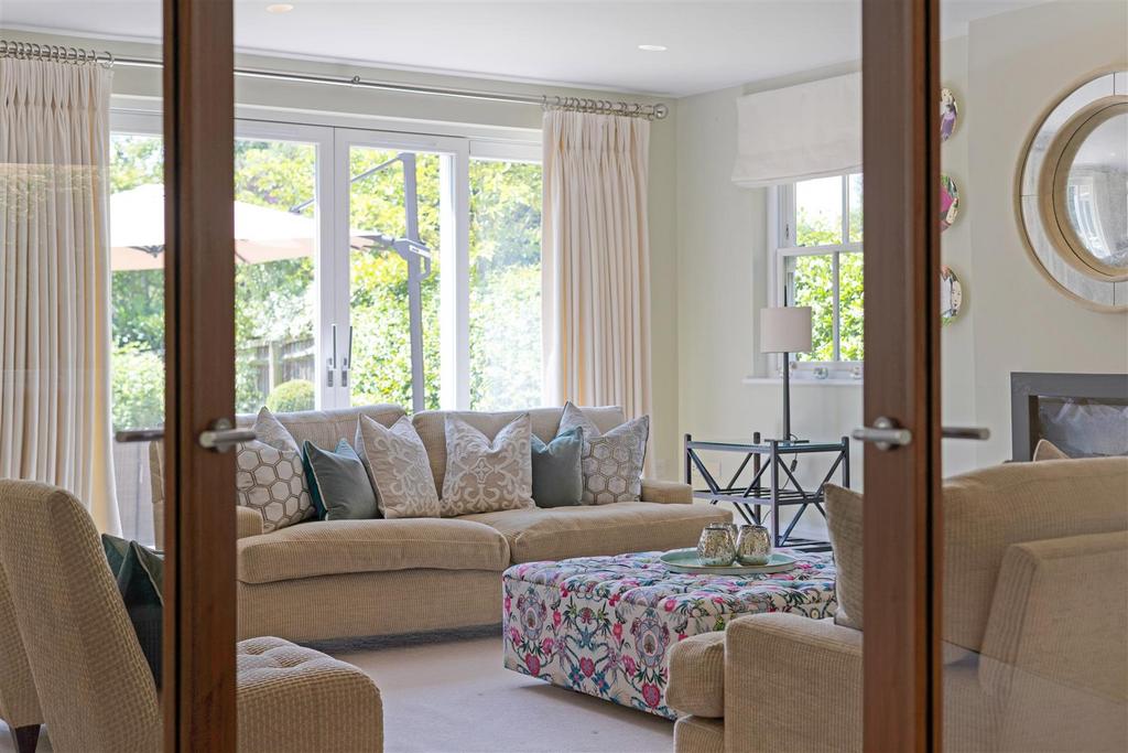 93632 Lincombe-Leatherhead-Road-Oxshott (10).jpg