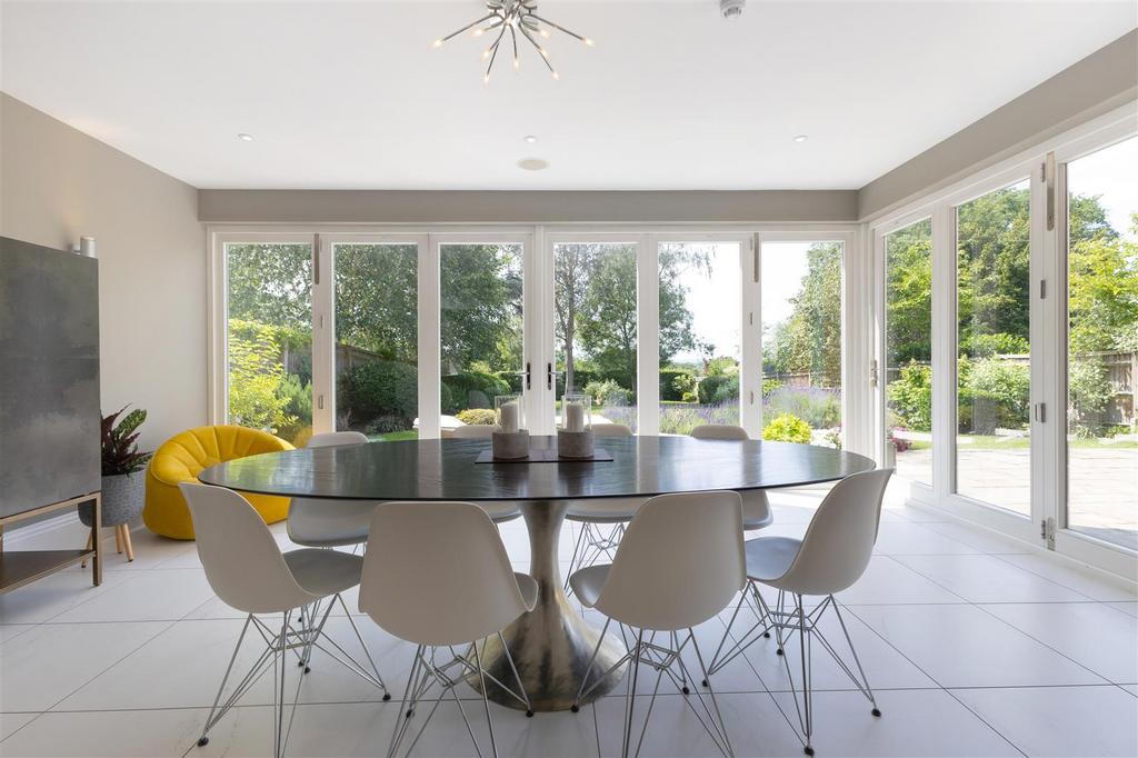 93632 Lincombe-Leatherhead-Road-Oxshott (12).jpg