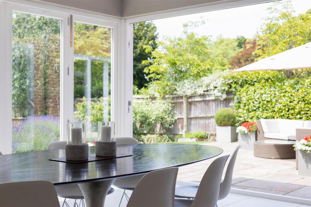 93632 Lincombe-Leatherhead-Road-Oxshott (15).jpg