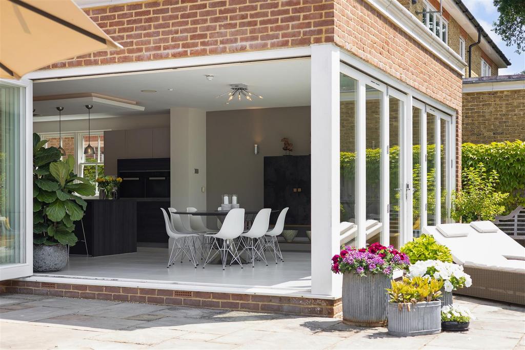 93632 Lincombe-Leatherhead-Road-Oxshott (16).jpg
