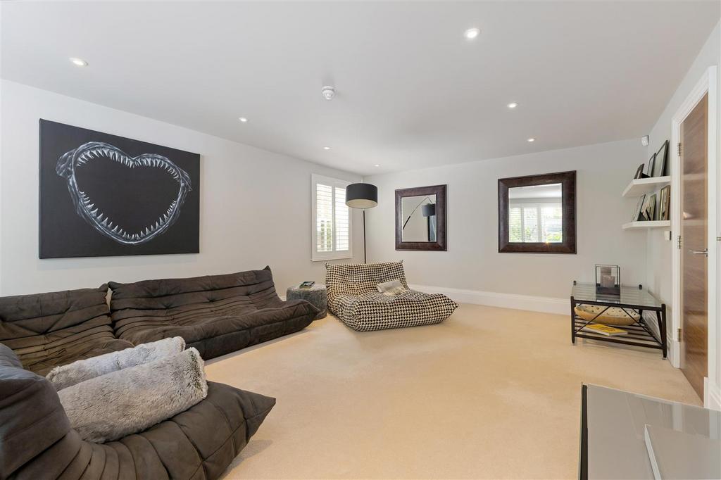 93632 Lincombe-Leatherhead-Road-Oxshott (18).jpg