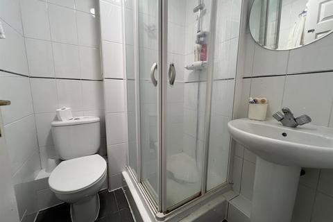 2 bedroom flat for sale, Blackthorn Road, Ilford