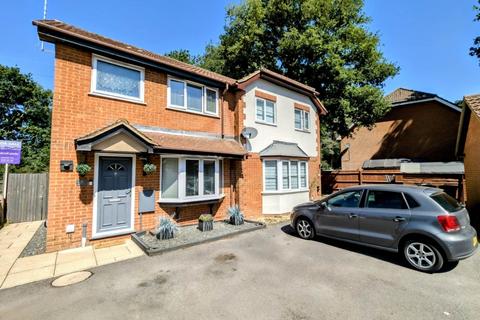 8 Juniper Close, Whitehill, Bordon, GU35 9EZ
