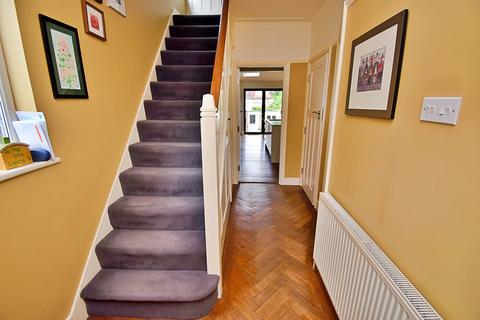 4 bedroom semi-detached house for sale, Betoyne Avenue , Chingford , London. E4 9SG