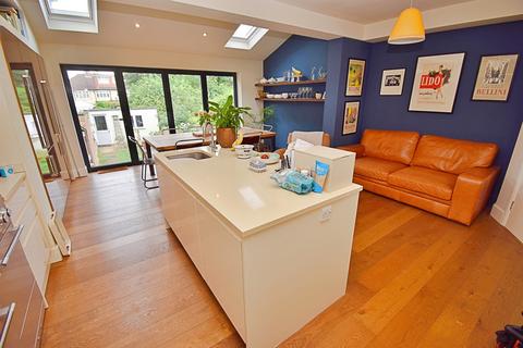 4 bedroom semi-detached house for sale, Betoyne Avenue , Chingford , London. E4 9SG