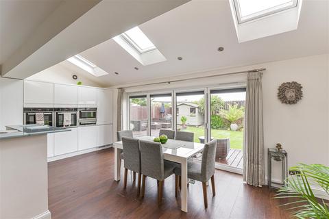16 Bluegates, Ewell, Epsom, KT17 2SA