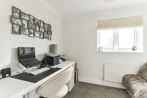 16 Bluegates, Ewell, Epsom, KT17 2SA