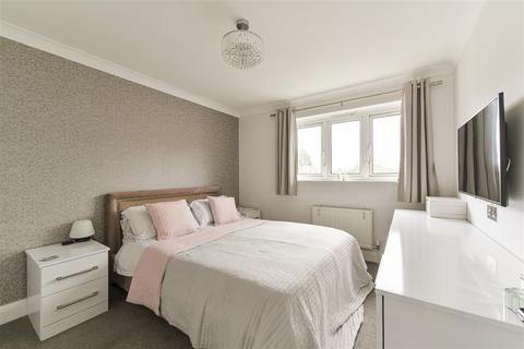 16 Bluegates, Ewell, Epsom, KT17 2SA