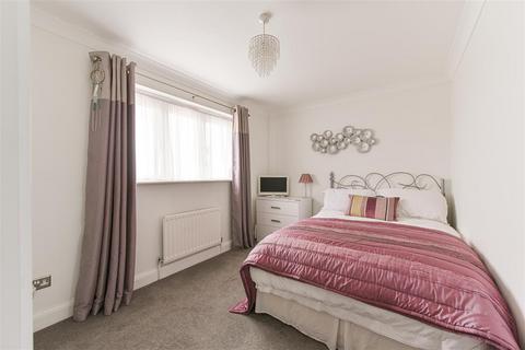 16 Bluegates, Ewell, Epsom, KT17 2SA