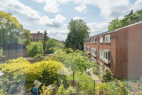 82 College Road, London, SE21 7LY
