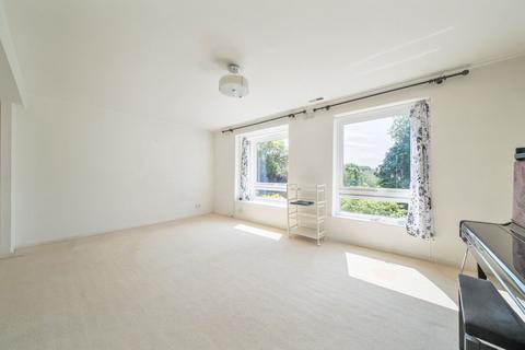 82 College Road, London, SE21 7LY