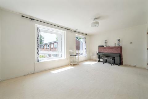 82 College Road, London, SE21 7LY