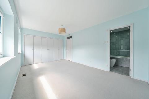 82 College Road, London, SE21 7LY